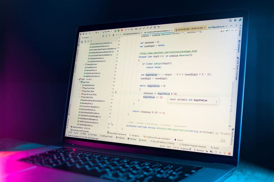 Portátil con código de programación en pantalla